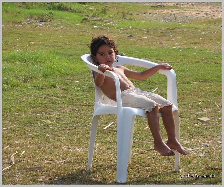 Maroc 2006 - 0083 - Enfant à la chaise